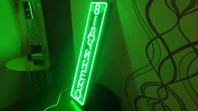 неонова вивіска відчинено салатова