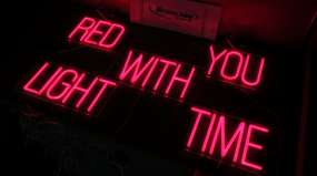 Неонові таблички з червоним розсіювачем увімкнені вигляд справа під кутом