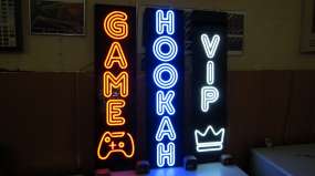 RGB LED неонові вивіски, увімкнені в різних кольорах