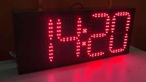 Вуличний LED-годинник у шоурумі, вигляд зліва під кутом три чверті при ввімкненому світлі