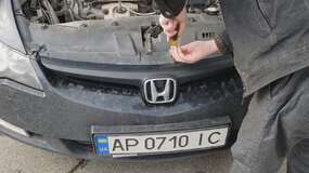 монтаж решітки радіатора Honda Civic після обклеювання плівкою Carbins