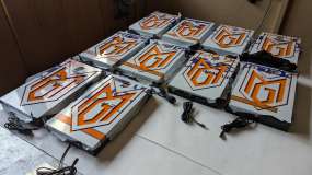 Готові композитні лайтбокси в захисній плівці перед відправкою, комплект із десяти виробів