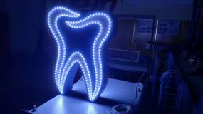 Світлодіодний рекламний зуб для стоматології.